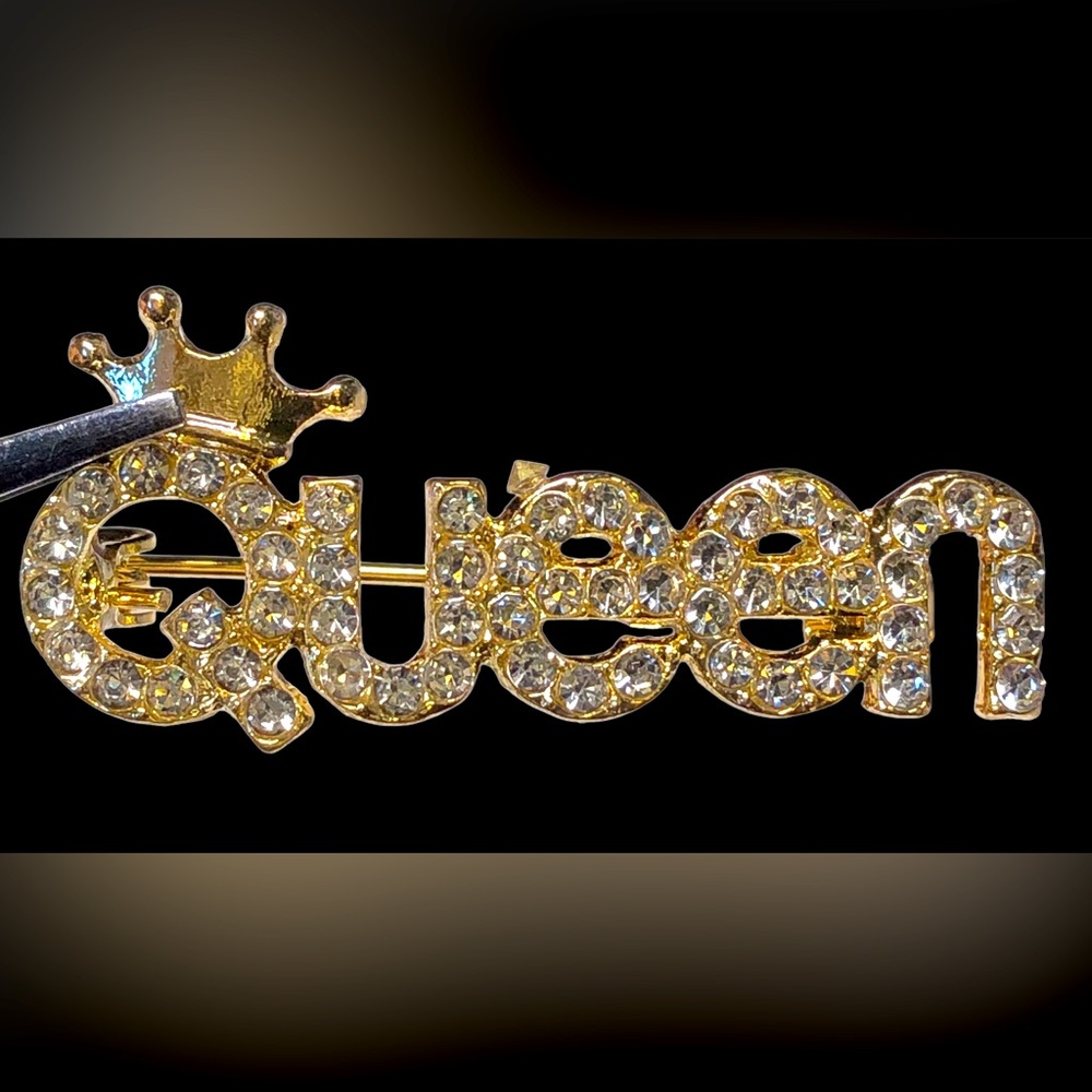 👑Pretty gold and rhinestone QUEEN brooch/pin